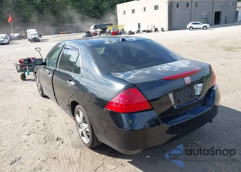 2006 Honda Accord 2.4 Ex z USA, uszkodzony, nr VIN 1HGCM56876A039961